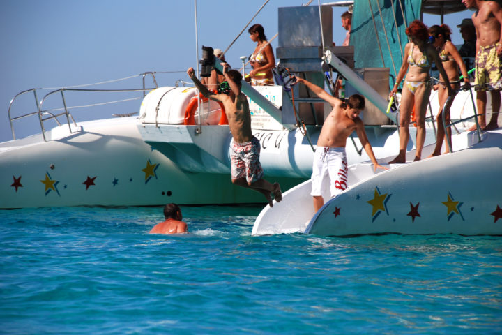 mallorca-catamaran-tour-swimming