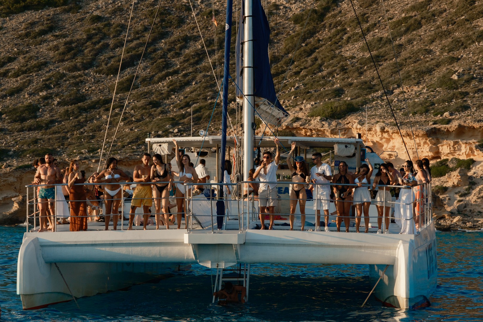 Catamaran Arenal (2 hours)